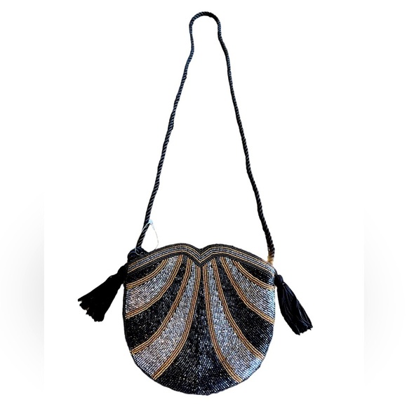🔥🖤NWOT Beautiful black & metallic seed bead purse.  Never used; 20” strap drop - Picture 1 of 4